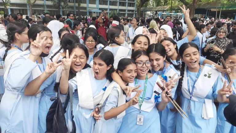 জিপিএ-৫ ও পাসের হারে এগিয়ে মেয়েরা