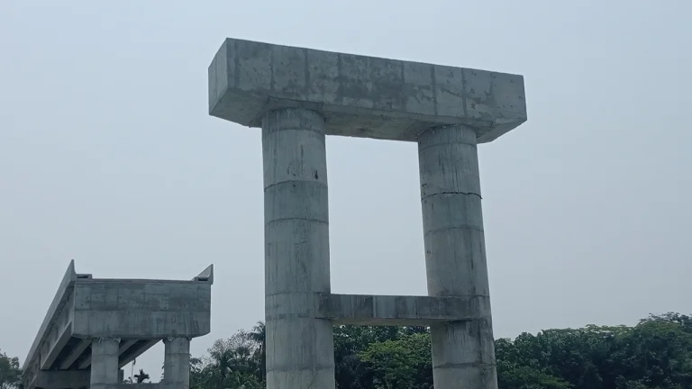 বরিশালে কাজ শেষ না হতেই ৭০ কোটি টাকার সেতুতে ফাটল