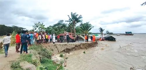 কলাপাড়ার ঝুঁকিপূর্ণ বেড়িবাঁধ নিয়ে আতঙ্কে তিন লক্ষাধিক মানুষ