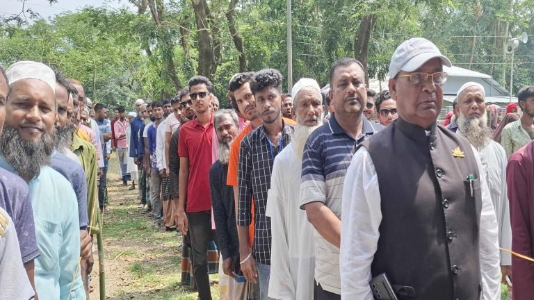 লাইনে দাঁড়িয়ে ভোট দিলেন দুর্যোগ প্রতিমন্ত্রী