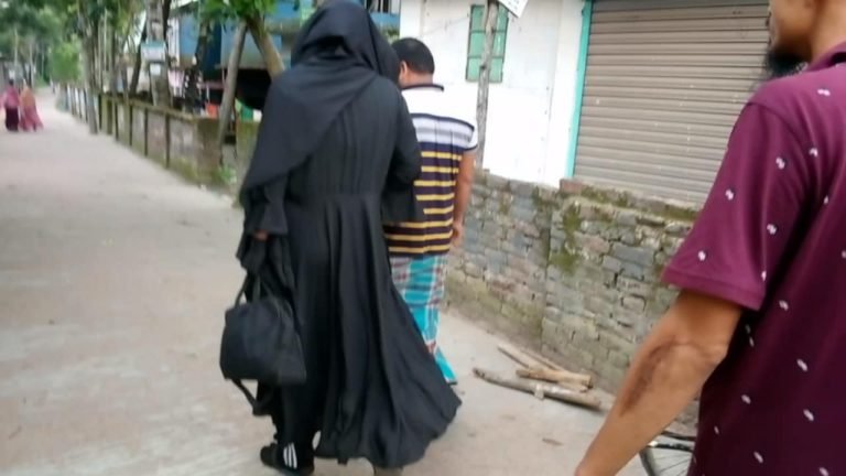 বাউফলে বোরকা পরে ঘোরাফেরা করা পুরুষের সন্ধ্যানে পুলিশ