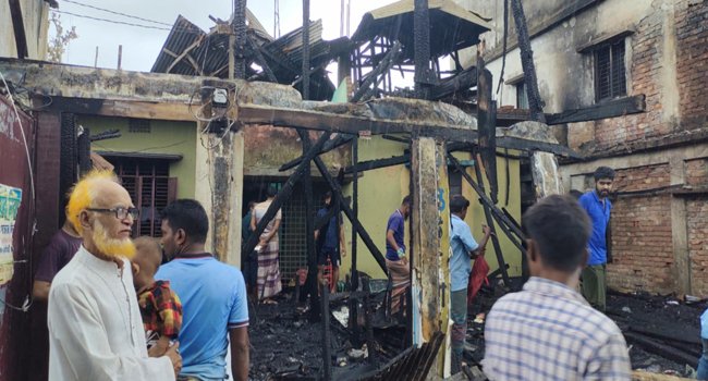 পাথরঘাটায় অগুনে ৪ দোকান পুড়ে ছাই