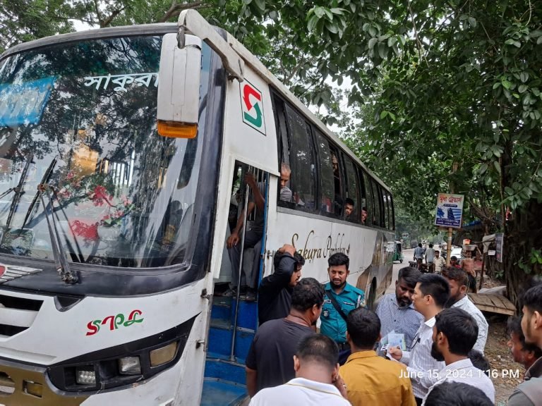 বরিশালে ঈদ উল আজহা উপলক্ষে সড়ক নিরাপত্তা নিশ্চিতে জেলা প্রশাসনের মহাসড়কে অভিযান