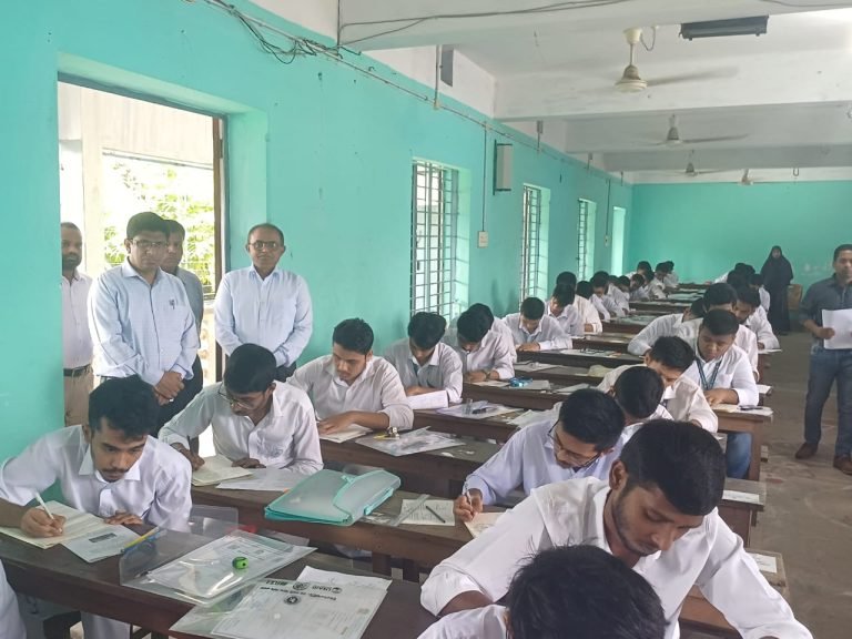 বরিশালে এইচএসসি পরীক্ষা কেন্দ্র পরিদর্শন করেন বিভাগীয় কমিশনার ও জেলা প্রশাসক