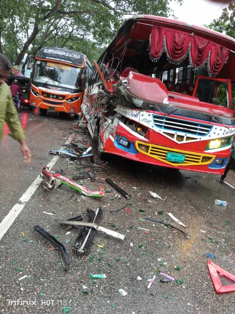 বরিশালে দুই বাসের মুখোমুখি সংঘর্ষে বৃদ্ধ নারী নিহত,আহত ১৫
