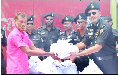 আত্মসমর্পন করা জলদস্যুদের মাঝে ঈদ উপহার দিয়েছে র‌্যাব
