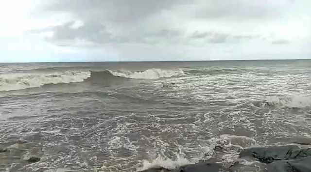 লঘুচাপের প্রভাবে সাগর উত্তাল – গুঁড়ি গুঁড়ি বৃষ্টি