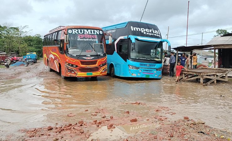 সড়কের বেহাল দশা – পর্যটক হারাচ্ছে কুয়াকাটা