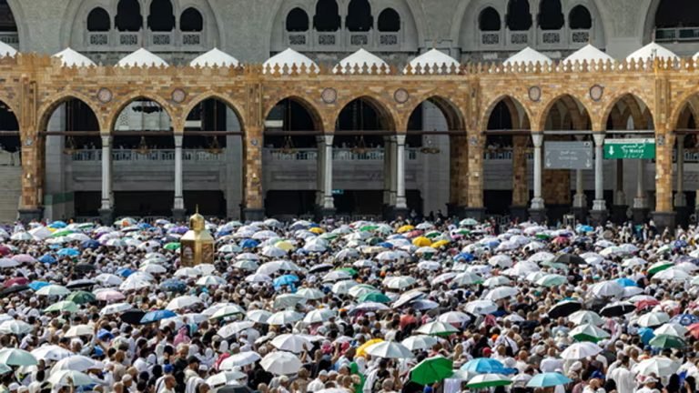 হজে গিয়ে ৩০ বাংলাদেশির মৃত্যু