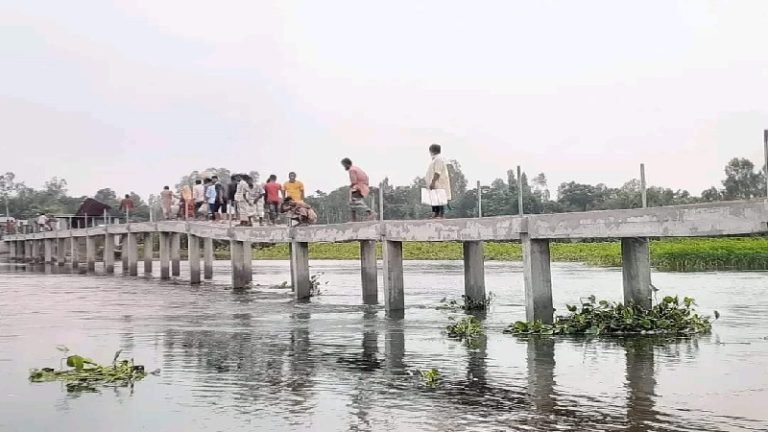 কাজ শেষ না হতেই দেবে গেল ৩০ লাখ টাকার সেতুর ৪ পিলার