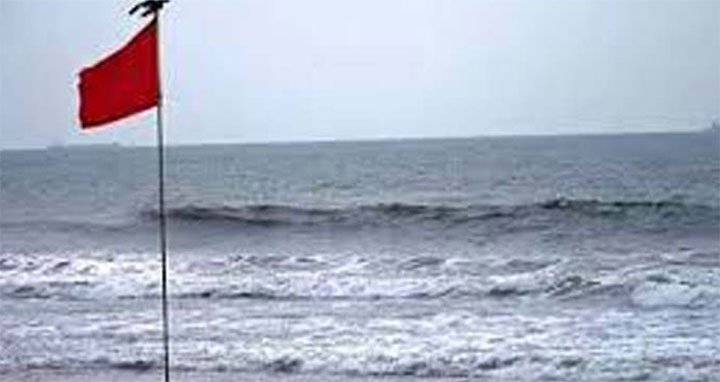 সমুদ্রবন্দর থেকে নামল সতর্ক সংকেত