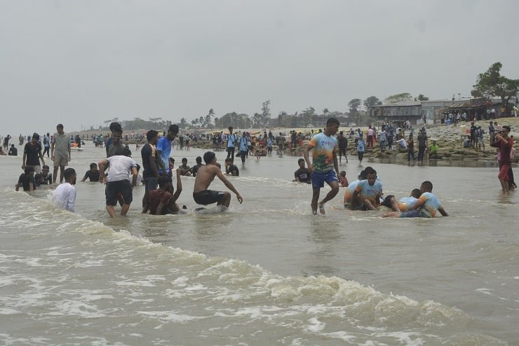 ঈদের দ্বিতীয় দিনে প্রাণ ফিরেছে সমুদ্র সৈকত কুয়াকাটায়