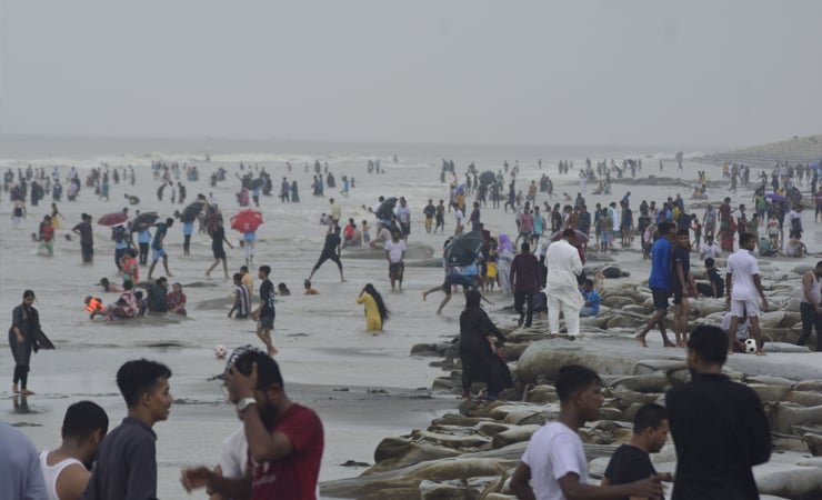 বৈরী আবহাওয়া উপেক্ষা করে কুয়াকাটায় পর্যটকের ভিড়