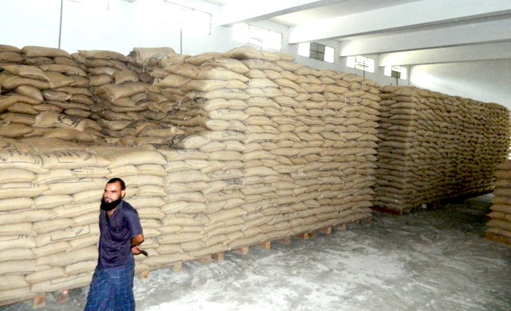 হিজলায় বেকারীর গুদাম থেকে চাল উদ্ধার