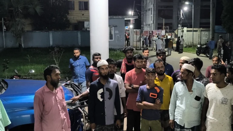 টহল দিয়ে পান না ভাড়া, থানা চত্বরে বিক্ষোভ