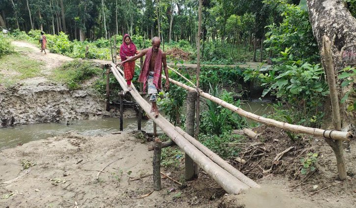 দুটি লোহার ব্রিজ নেই হয়ে যাওয়ার গল্প, একটি এখন বাঁশের সাঁকো