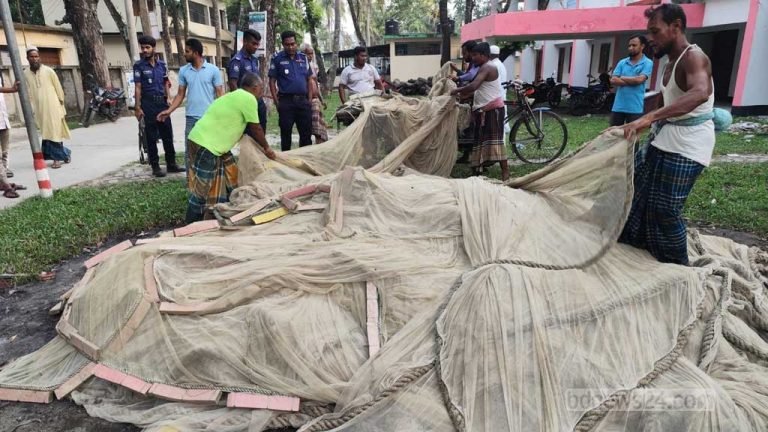 বরিশাল মুলাদীতে এক জেলেকে জরিমানা