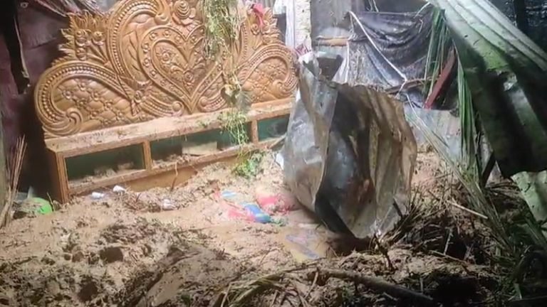 গভীর রাতে পাহাড় ধসে ঘুমন্ত স্বামী-স্ত্রীর মৃত্যু