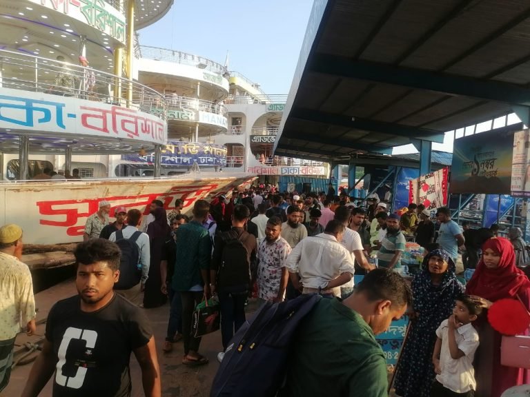 প্রাণ ফিরেছে লঞ্চে: ঈদের এক সপ্তাহ পরও ফাঁকা নেই ডেক ও কেবিন