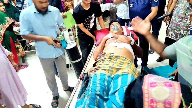 ভোলা নৌ থানায় ওসির রুমেই পুলিশ কর্মকর্তা গুলিবিদ্ধ