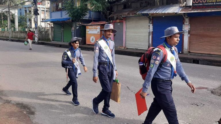 পায়ে হেঁটে ১৫০ কিলোমিটার পথ পরিভ্রমণ তিন শিক্ষার্থীর