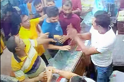 পটুয়াখালীতে স্বর্ণের দোকানে ভাঙচুর ও মারধরের অভিযোগ