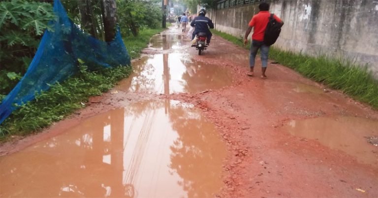 ভরা বর্ষায় বরিশাল মহানগরীর ১৬৫টি রাস্তার কাজ শুরু