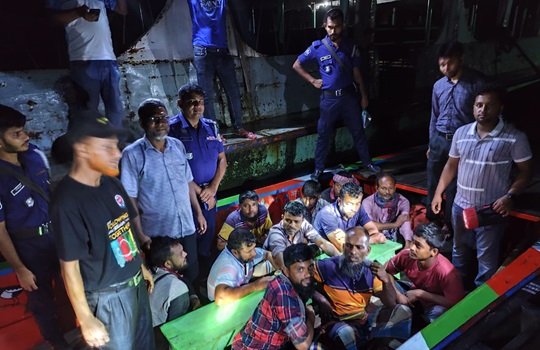 মুলাদীতে সাড়ে ১১ লাখ চিংড়ি রেণু জব্দ, ১১জনকে জরিমানা