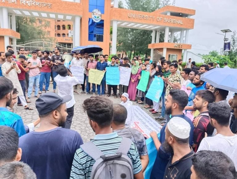 কর্মবিরতিতে অচল ঢাবি, অর্থমন্ত্রীর পদত্যাগ দাবি