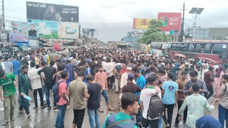 কোটা বাতিল দাবিতে ঢাকা- বরিশাল মহাসড়ক অবরোধ