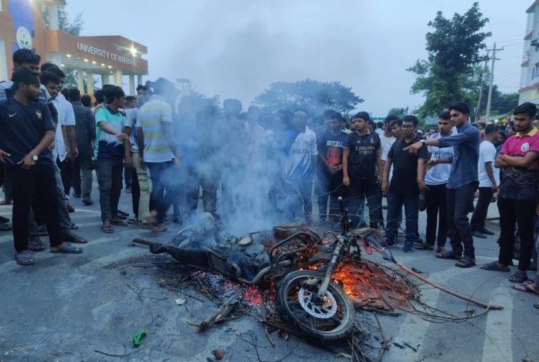 বরিশালে পুরাতন মহাসড়কে মোটরসাইকেল শিক্ষার্থীদের আগুন