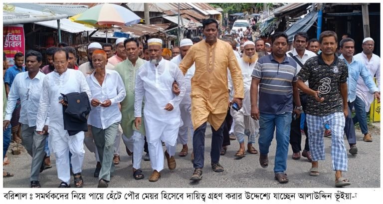 এক কিলোমিটার পায়ে হেঁটে এসে দায়িত্ব গ্রহণ করলেন পৌর মেয়র