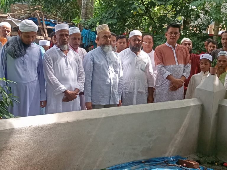 বরিশালে পৌরসভার কর্মচারীরকবর জিয়ারত করেছেন জনতার মেয়র