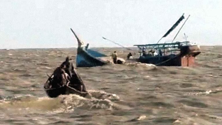 পিরোজপুরে সাগরে ট্রলার ডুবির ঘটনায় দু’দিন ধরে নিখোঁজ ৫ জেলে