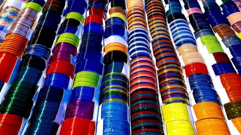 ভোলায় পরিত্যক্ত ভাঙা কাঁচ থেকে তৈরি হচ্ছে বাহারি চুড়ি