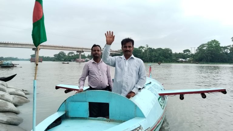 জলেই চলে বরিশালের মোস্তফার অভিনব বিমান !