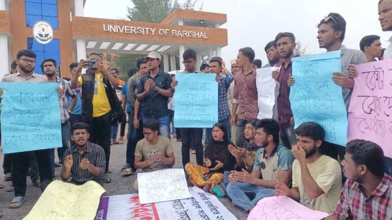কোটা পদ্ধতি বাতিল চেয়ে ববি শিক্ষার্থীদের মহাসড়ক অবরোধ
