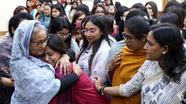 প্রধানমন্ত্রীর সঙ্গে দেখা করে নির্যাতনের বর্ণনা দিলেন ছাত্রলীগ নেত্রীরা