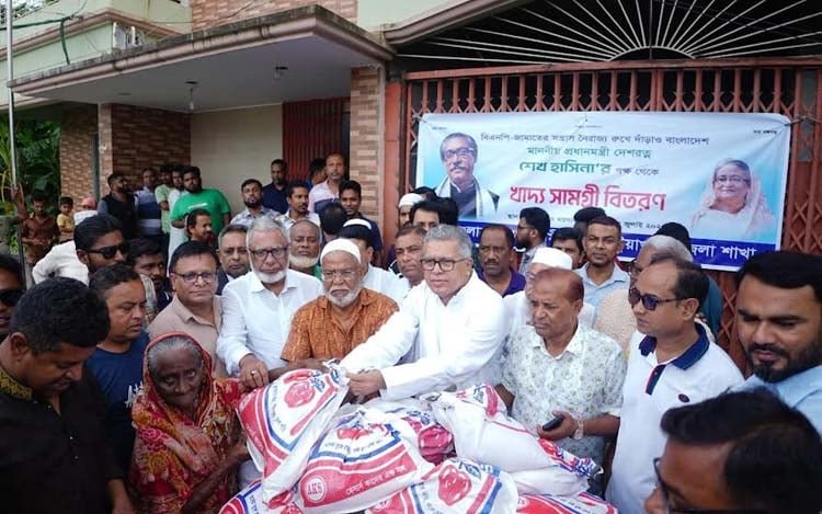 অসহায় মানুষের মাঝে খাদ্য সামগ্রী বিতরণ করেছেন আফজাল হোসেন
