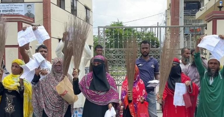 ঝাড়ু মিছিল নিয়ে পল্লীবিদ্যুৎ অফিস ঘেরাও – পালালেন কর্মকর্তারা
