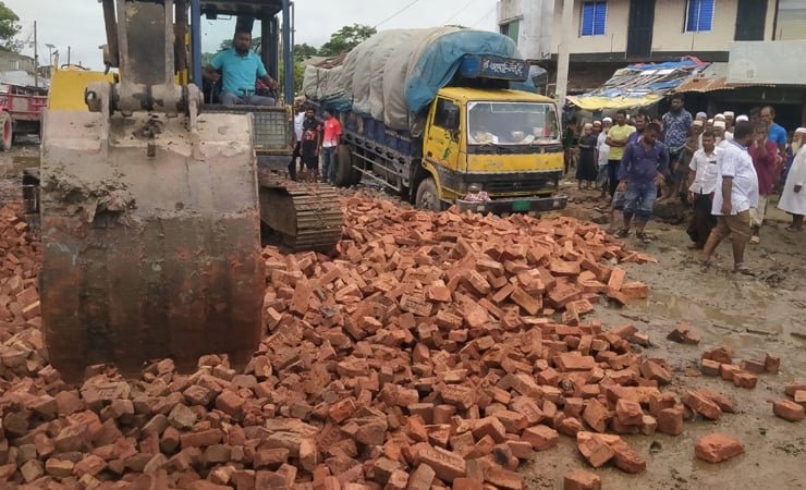 কলাপাড়া উপজেলা প্রশাসনের উদ্যোগে পটুয়াখালী-কুয়াকাটা সড়ক সংস্কারের উদ্যোগ