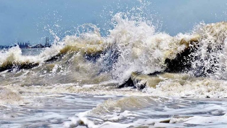 পটুয়াখালীতে বঙ্গোপসাগর উত্তাল