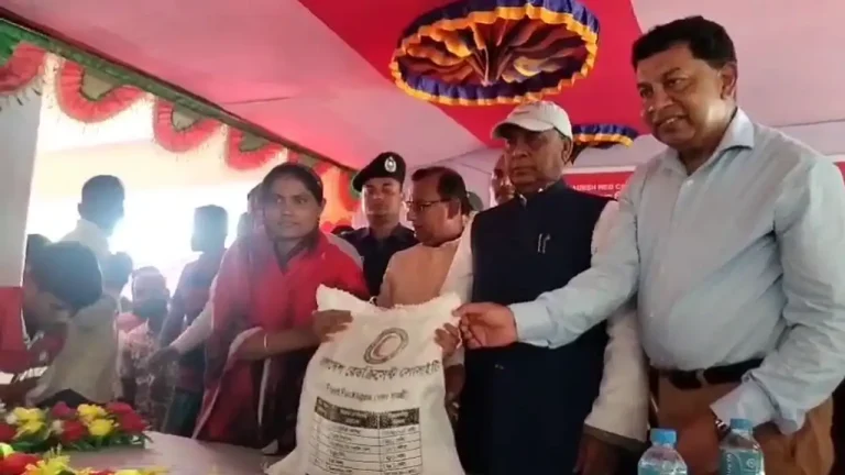 পটুয়াখালীতে ঘূর্ণিঝড় রেমালের ক্ষতিগ্রস্ত পরিবারের মাঝে খাদ্য ও সামগ্রী বিতরণ