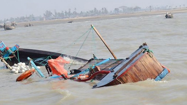 বঙ্গোপসাগরে পাঁচ ট্রলার ডুবি – ৪৭ জেলে উদ্ধার – নিখোঁজ ২