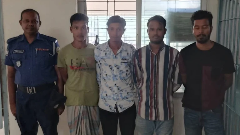 প্রবাসীর স্ত্রীর আপত্তিকর ছবি তুলে চাঁদা দাবি, গ্রেপ্তার ৪