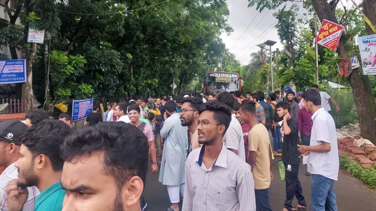 পটুয়াখালী-বাউফল সড়ক অবরোধ পবিপ্রবির শিক্ষার্থীদের