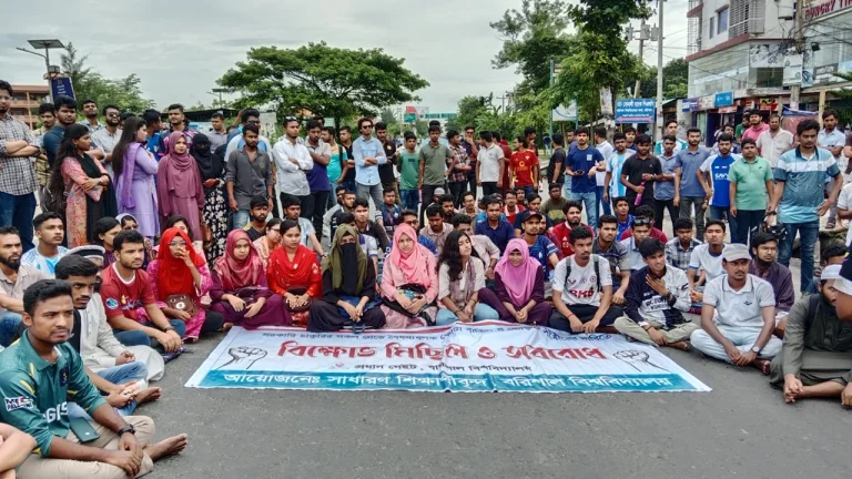 কোটা বাতিলের দাবিতে বরিশালে মহাসড়ক অবরোধ