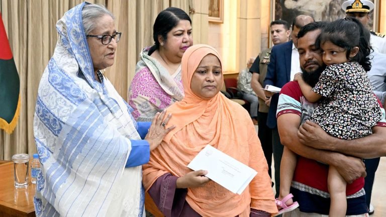 সহিংসতায় নিহত ৩৪ পরিবারকে সঞ্চয়পত্র-নগদ অর্থ দিলেন প্রধানমন্ত্রী