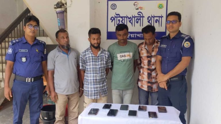 পটুয়াখালীতে রথযাত্রা থেকে মোবাইল চোর চক্রের ৪ সদস্য আটক