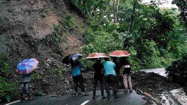 খাগড়াছড়িতে পাহাড় ধস, ঢাকা-চট্টগ্রাম সড়কে যান চলাচল বন্ধ
